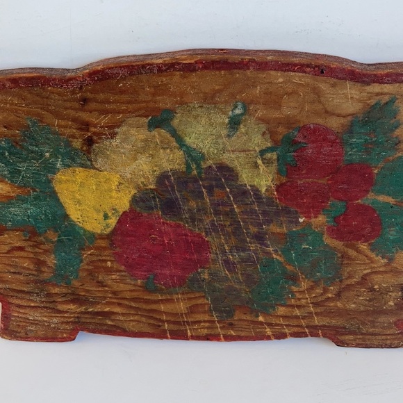 Vintage wood pig cutting board folk art painted red strawberries grapes - Picture 5 of 15